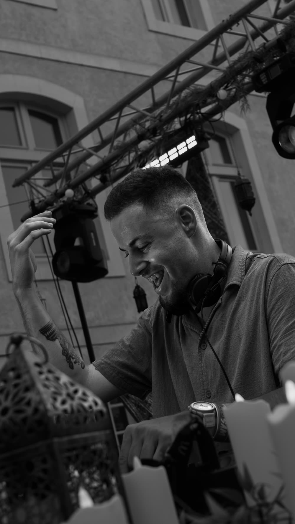 MNRD derrière les platines, en club